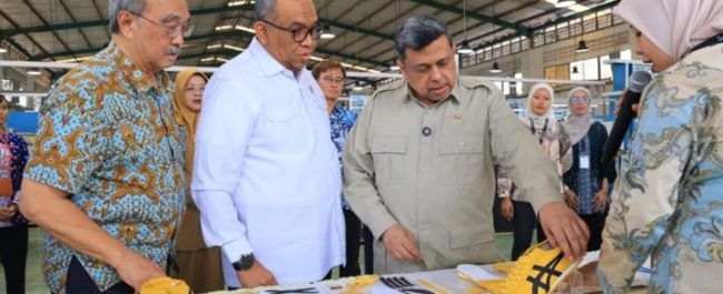 Wamenaker Afriansyah Noor saat melakukan kunjungan kerja ke kawasan industri PT Nikomas Gemilang di Serang Banten