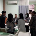 Wakil Presiden Gibran Rakabuming Raka menjenguk pasien anak korban keracunan makanan di rumah sakit Kabupaten Karo