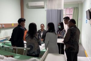 Wakil Presiden Gibran Rakabuming Raka menjenguk pasien anak korban keracunan makanan di rumah sakit Kabupaten Karo