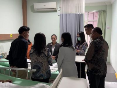 Wakil Presiden Gibran Rakabuming Raka menjenguk pasien anak korban keracunan makanan di rumah sakit Kabupaten Karo