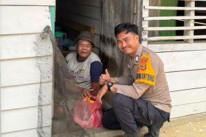 Polisi Hadir, Senyum Lansia Mengalir