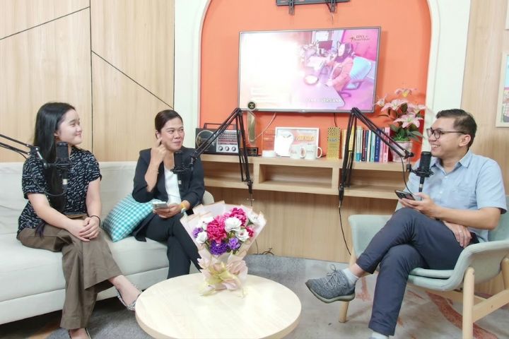 Daniela Alvaretha Angelia memaparkan pentingnya bijak bermedia sosial lewat kampanye LOOPY di program Sketsa Keluarga Indonesia Heartline FM