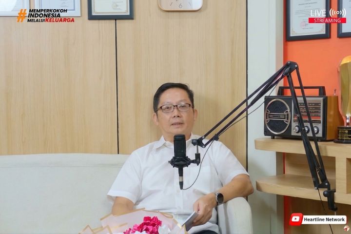 Financial educator Muljono membagikan strategi adaptasi digital dan manajemen keuangan UMKM dalam talkshow di Heartline FM