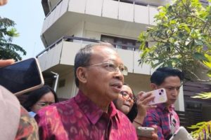 Gubernur Bali Wayan Koster memberikan keterangan pers terkait kelancaran pasokan dan distribusi BBM di Bali