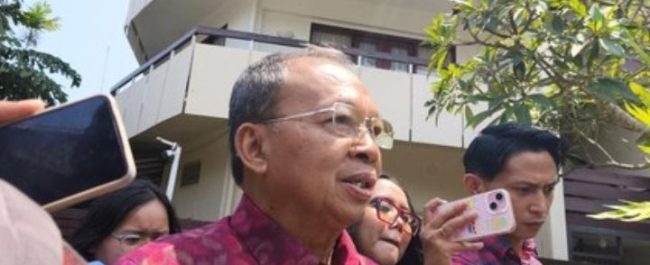 Gubernur Bali Wayan Koster memberikan keterangan pers terkait kelancaran pasokan dan distribusi BBM di Bali