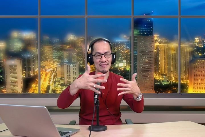 Hendri Bun membagikan wawasan mengenai cara menghadapi krisis paruh baya dan menata ulang tujuan hidup di program siaran Heartline FM