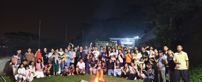 Jemaat GAB CWCC berkumpul bersama dalam ibadah syukur retreat perayaan HUT ke-6 di kawasan Puncak Bogor