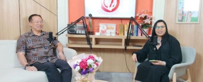 Konselor Timothy Ivan membahas dampak partner phubbing dalam program Sketsa Keluarga Indonesia Radio Tangerang Heartline FM