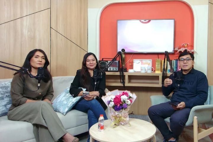 Masrinda Ambarita membahas pentingnya mengajarkan anak berani berkata tidak dalam program Sketsa Keluarga Indonesia Radio Tangerang Heartline FM
