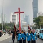 Massa PP PMKRI membawa simbol salib merah saat aksi Hari Sumpah Pemuda di kawasan Bundaran HI Jakarta Pusat liputan Radio Tangerang Heartline FM