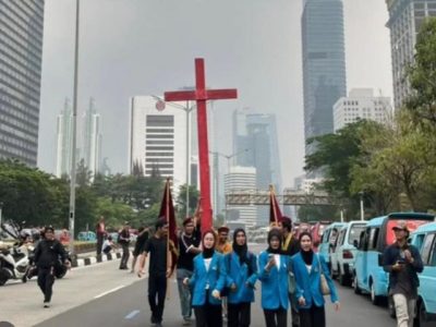 Massa PP PMKRI membawa simbol salib merah saat aksi Hari Sumpah Pemuda di kawasan Bundaran HI Jakarta Pusat liputan Radio Tangerang Heartline FM