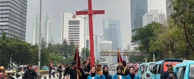 Massa PP PMKRI membawa simbol salib merah saat aksi Hari Sumpah Pemuda di kawasan Bundaran HI Jakarta Pusat liputan Radio Tangerang Heartline FM