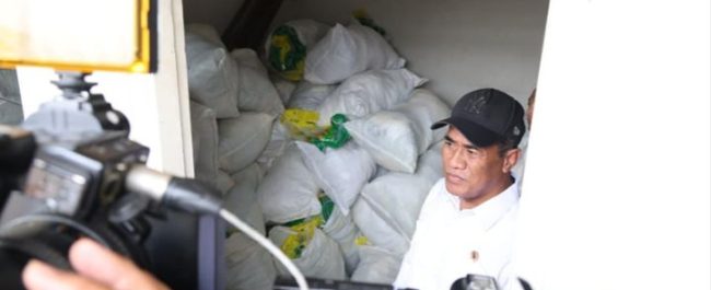 Mentan Andi Amran Sulaiman meninjau gudang lokasi dugaan pengoplosan beras SPHP bersubsidi di Matraman liputan Radio Tangerang Heartline FM