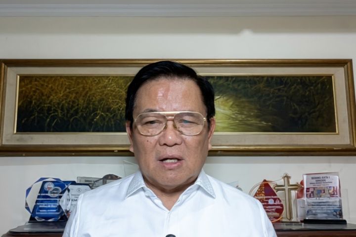 Pendeta Tommy O. Lengkong membahas karakter pemimpin menentukan masa depan dalam program Let Us Reason Together Radio Tangerang Heartline FM