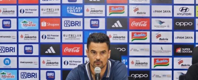 Pelatih Persita Tangerang Carlos Pena memberikan keterangan terkait persiapan League Cup 2026/2027 liputan Radio Tangerang Heartline FM