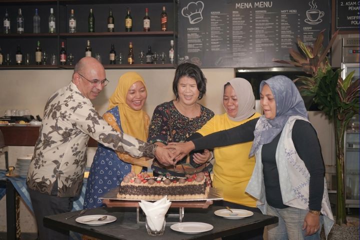 Prosesi pemotongan kue - 32 tahun ARYADUTA Lippo Village.