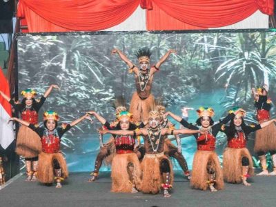 Suasana peringatan 1 tahun Sekolah Rakyat di GOR Sudiang Makassar liputan Radio Tangerang Heartline FM