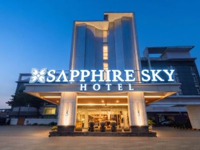 Identitas visual dan suasana lobi Sapphire Sky Hotel Karawaci setelah resmi bertransformasi dari Yasmin Hotel di Tangerang