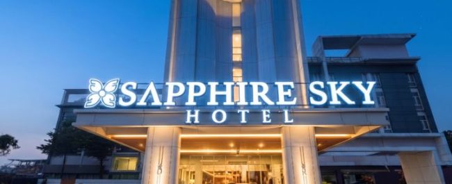 Identitas visual dan suasana lobi Sapphire Sky Hotel Karawaci setelah resmi bertransformasi dari Yasmin Hotel di Tangerang