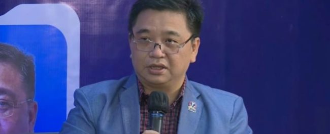 Yusak Novanto dosen Psikologi UPH memaparkan pentingnya kesehatan mental remaja dan dukungan keluarga di Radio Tangerang Heartline FM