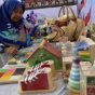 Pelaku UMKM lokal saat memamerkan produk kerajinan kreatif dalam pameran dagang regional