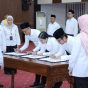 Sekretaris Jenderal Kemnaker Cris Kuntadi saat melantik dan mengambil sumpah jabatan 30 pejabat fungsional di lingkungan Kemnaker
