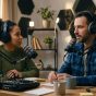 Ilustrasi seorang voice over talent sedang merekam narasi suara di depan mikrofon studio