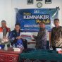 Tim Kemnaker Peduli menyalurkan bantuan kemanusiaan bagi warga terdampak gempa bumi di Flores