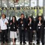 Suasana foto bersama sidang pembacaan putusan uji materi Undang-Undang oleh Ketua MK Suhartoyo di Gedung Mahkamah Konstitusi