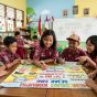 Ilustrasi anak menabung dan membedakan kebutuhan serta keinginan sebagai bekal literasi keuangan sejak dini
